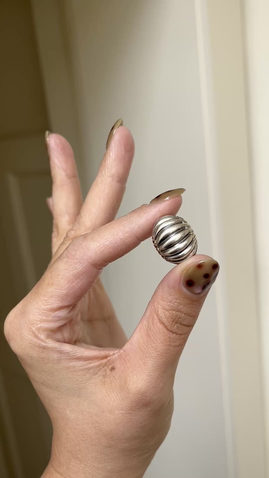 Video of vintage French ribbed bombé ring in sterling silver worn on hand showing movement and sculptural form – Auric Vintage