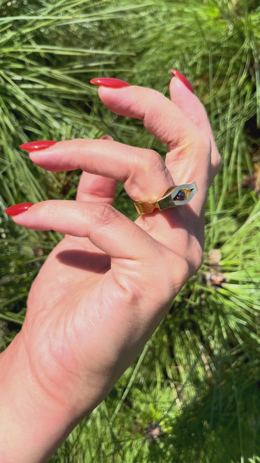 Video of modernist French Tahitian black pearl iris ring in 18kt yellow gold worn on hand – Auric Vintage