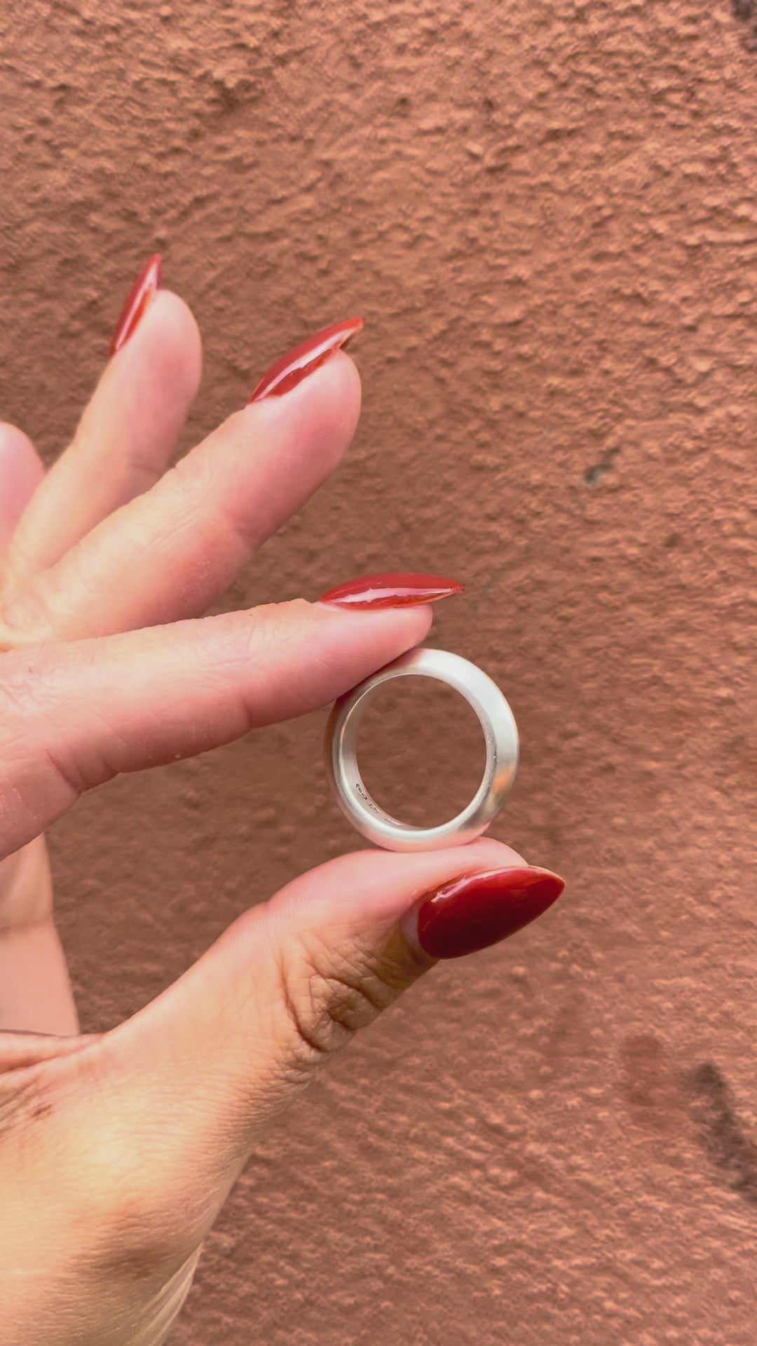 Video of vintage chunky knife-edge Sterling silver ring held in hand showing sculptural form – Auric Vintage