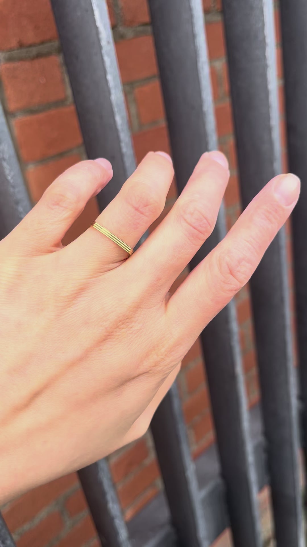 Video of French 18kt yellow gold ribbed band worn on hand showing faceted detail and form – Auric Vintage