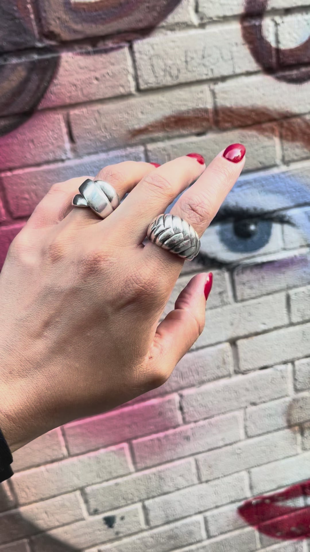 Video of 1970s French basket weave bombé ring in sterling silver worn with crossover ring showing sculptural detail – Auric Vintage
