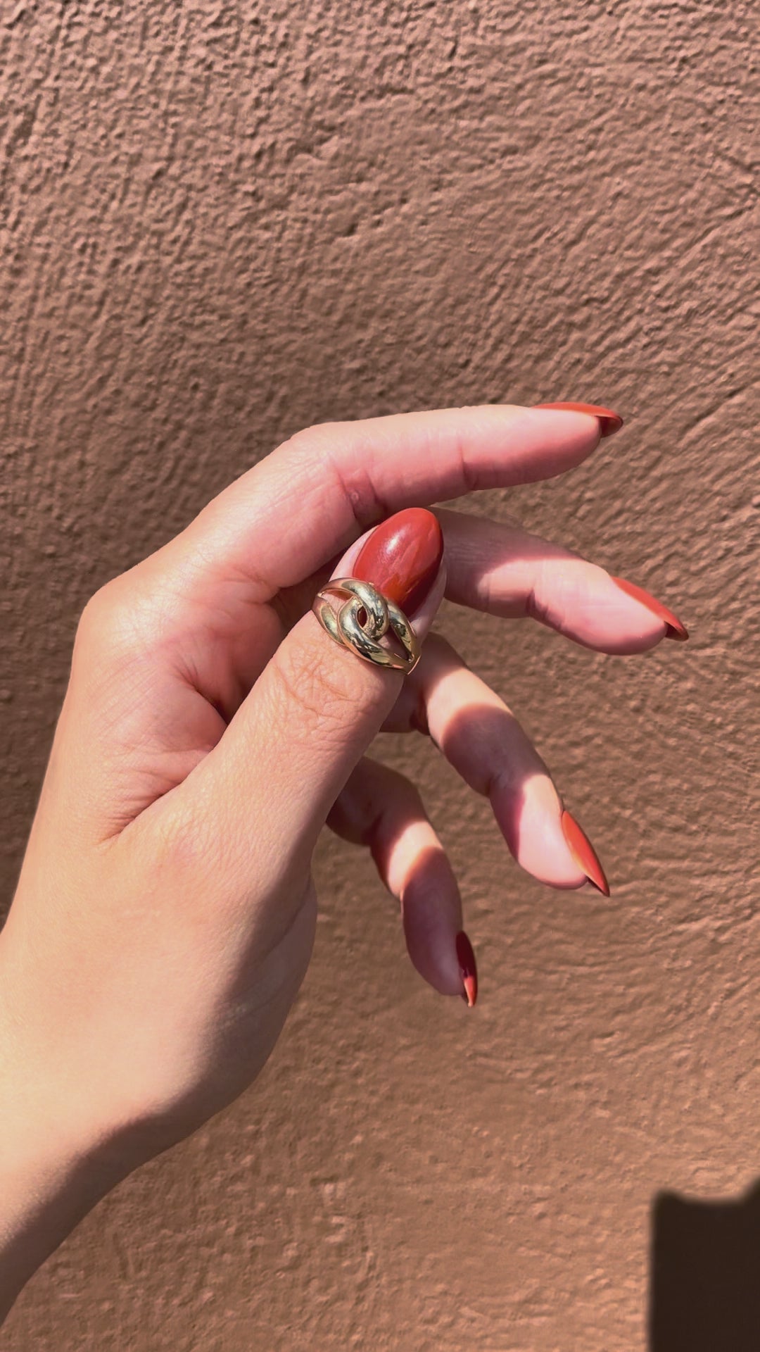 Video of Eighties crossover knot ring in 9kt yellow gold worn on hand – Auric Vintage