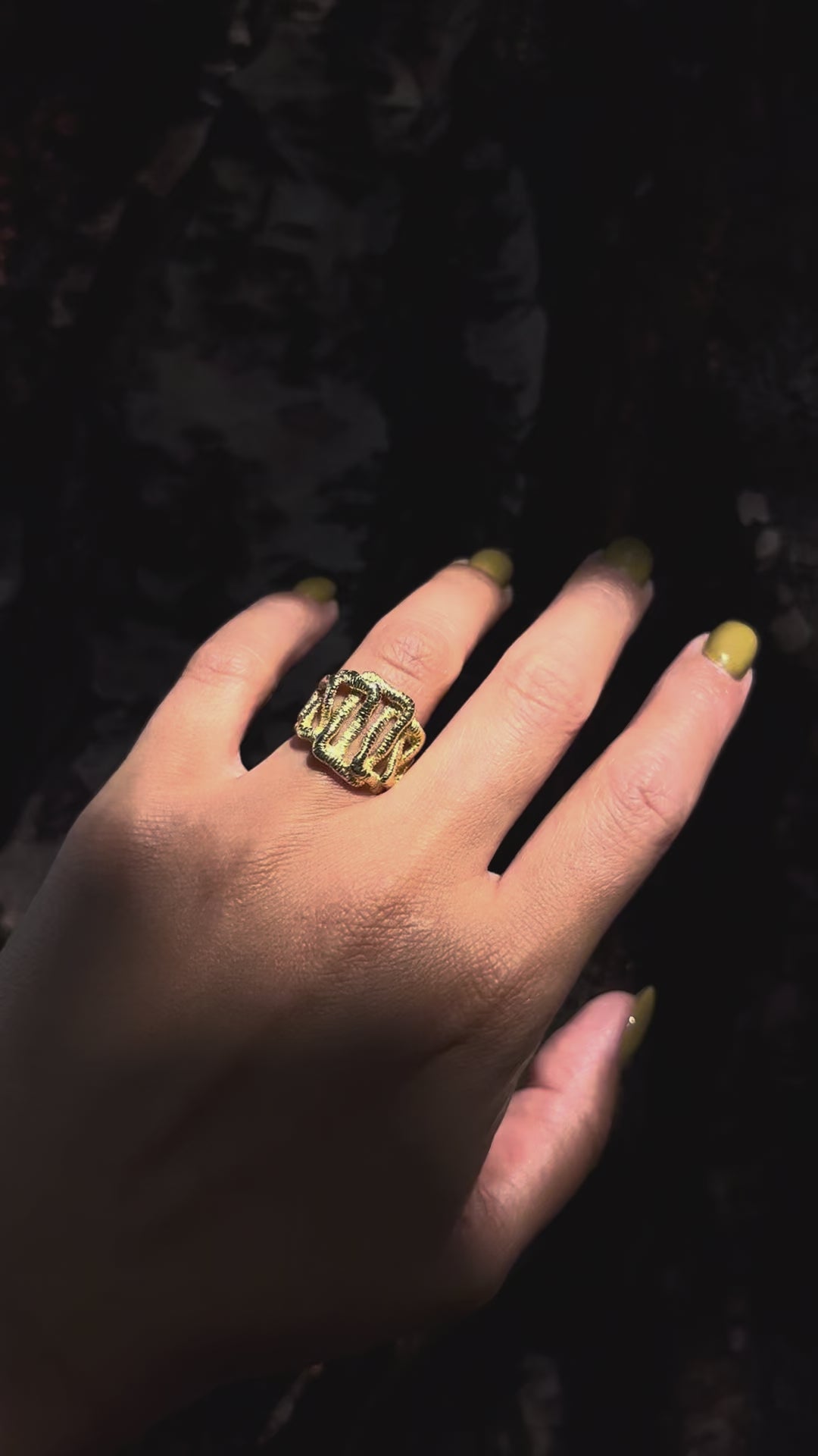 Nineties textured openwork cubist ring
