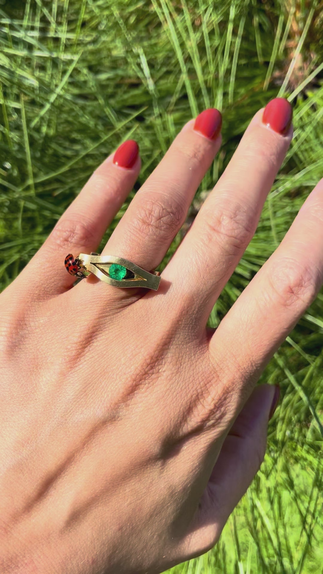 Video of modernist French emerald iris ring in 18kt yellow gold worn on hand – Auric Vintage